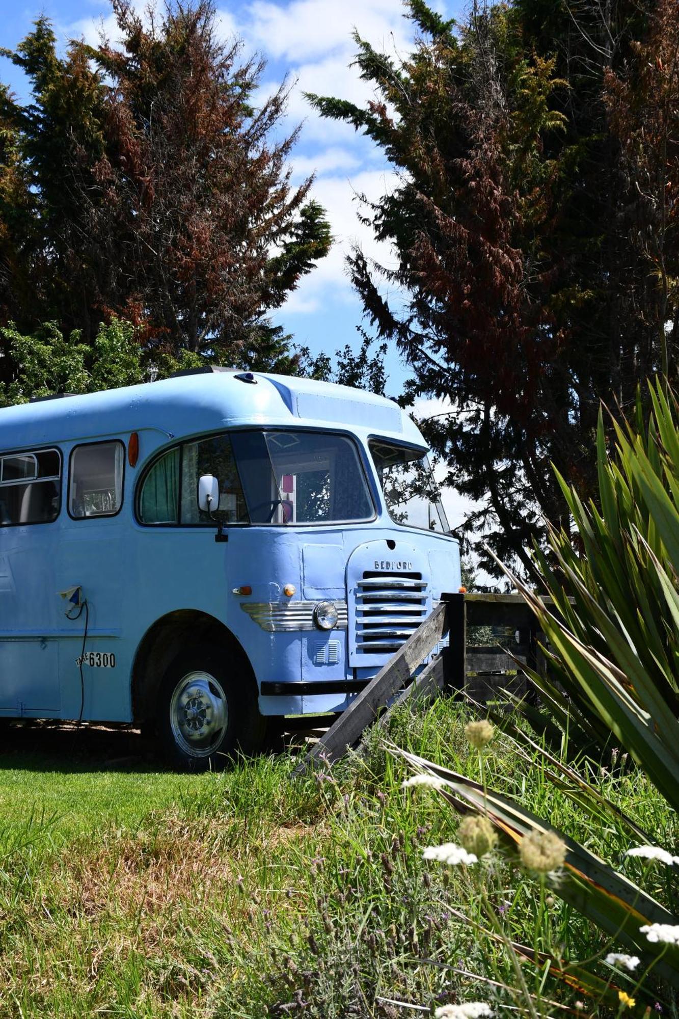 Evi The School Bus At Oromahoe Downs Farm Puketona Exterior foto