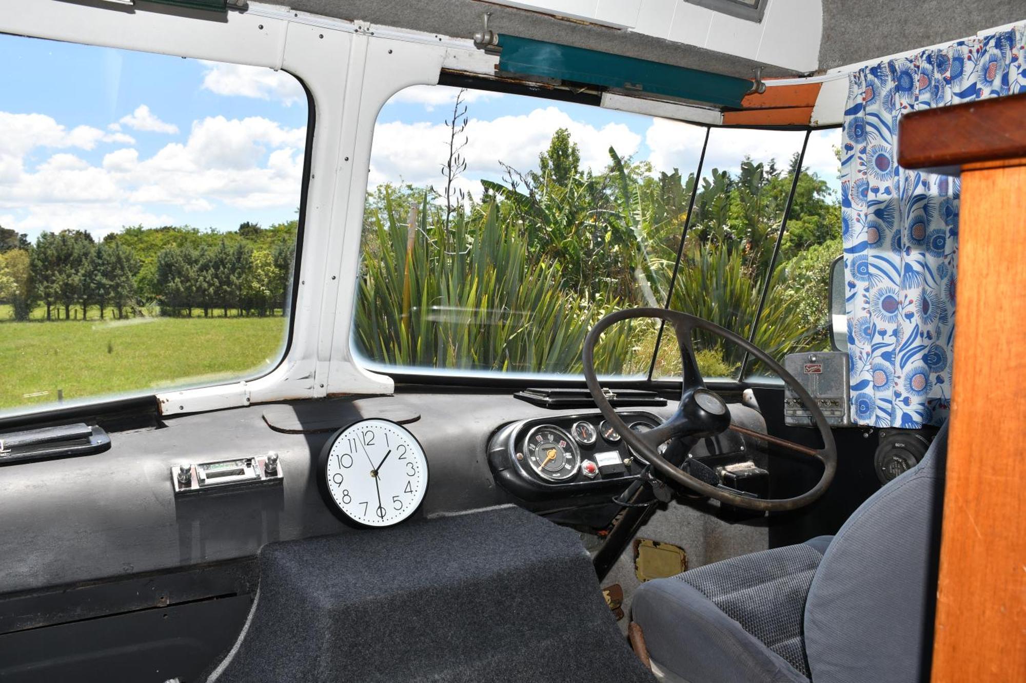 Evi The School Bus At Oromahoe Downs Farm Puketona Exterior foto
