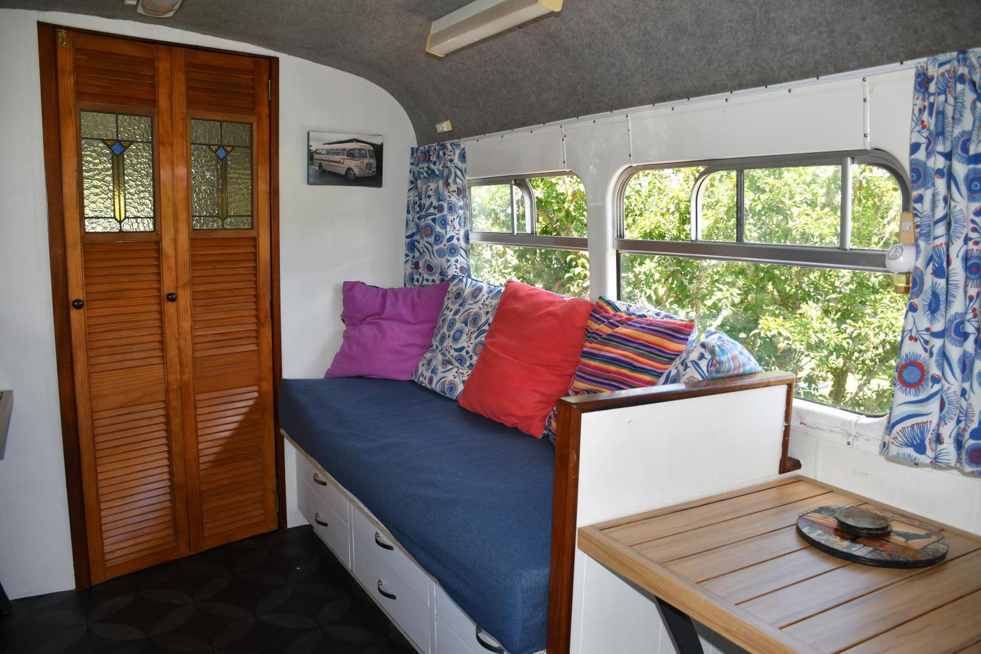 Evi The School Bus At Oromahoe Downs Farm Puketona Exterior foto