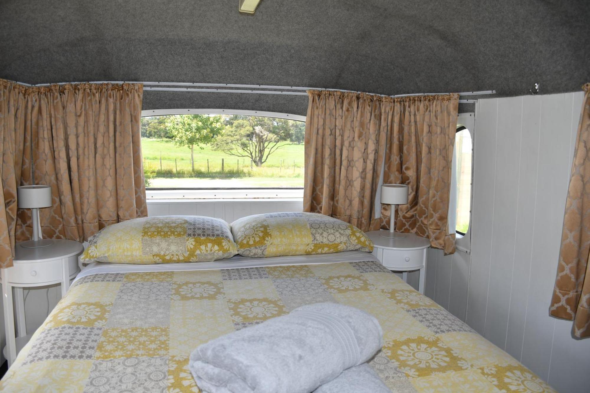 Evi The School Bus At Oromahoe Downs Farm Puketona Exterior foto
