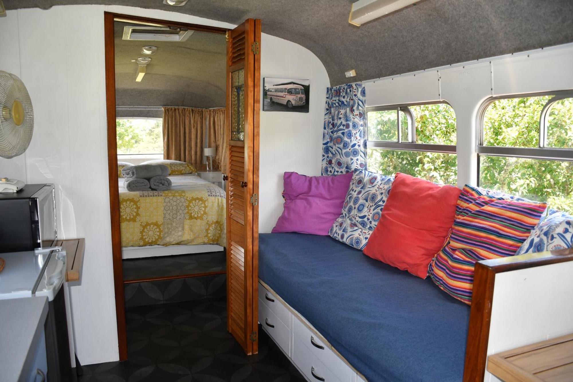 Evi The School Bus At Oromahoe Downs Farm Puketona Exterior foto