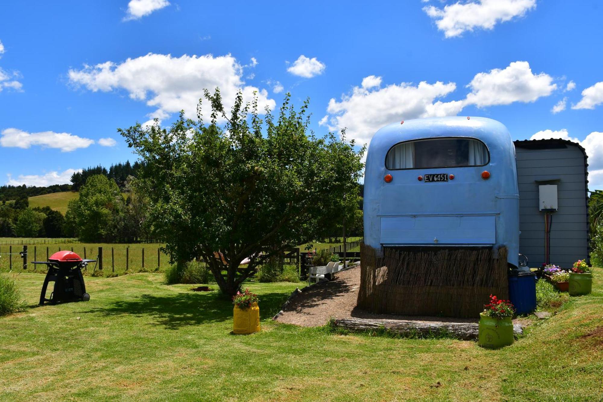 Evi The School Bus At Oromahoe Downs Farm Puketona Exterior foto