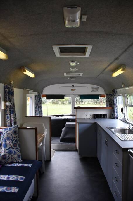 Evi The School Bus At Oromahoe Downs Farm Puketona Exterior foto