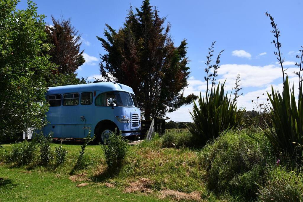 Evi The School Bus At Oromahoe Downs Farm Puketona Exterior foto