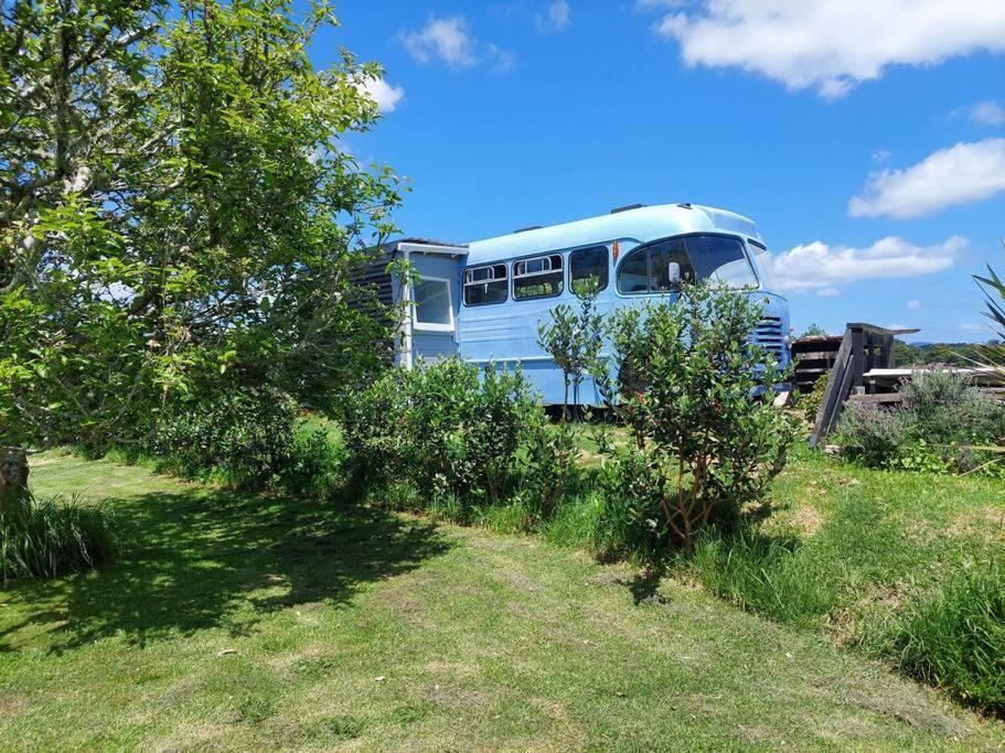 Evi The School Bus At Oromahoe Downs Farm Puketona Exterior foto